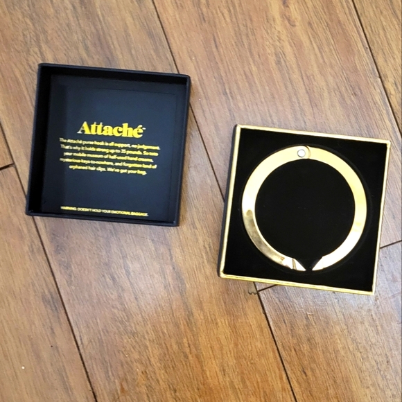 NIB TIFFANY STYLE BRACELET PURSE HOLDER ATTACHE GOLD TONE BAG HANGER HOOK TABLE - Picture 2 of 3